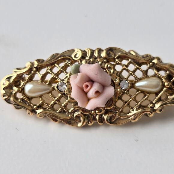 Vtg 1928 Jewelry Co Petite Oval Gold Toned Pin Porcelain Rose Tear Drop Pearls - Picture 5 of 6